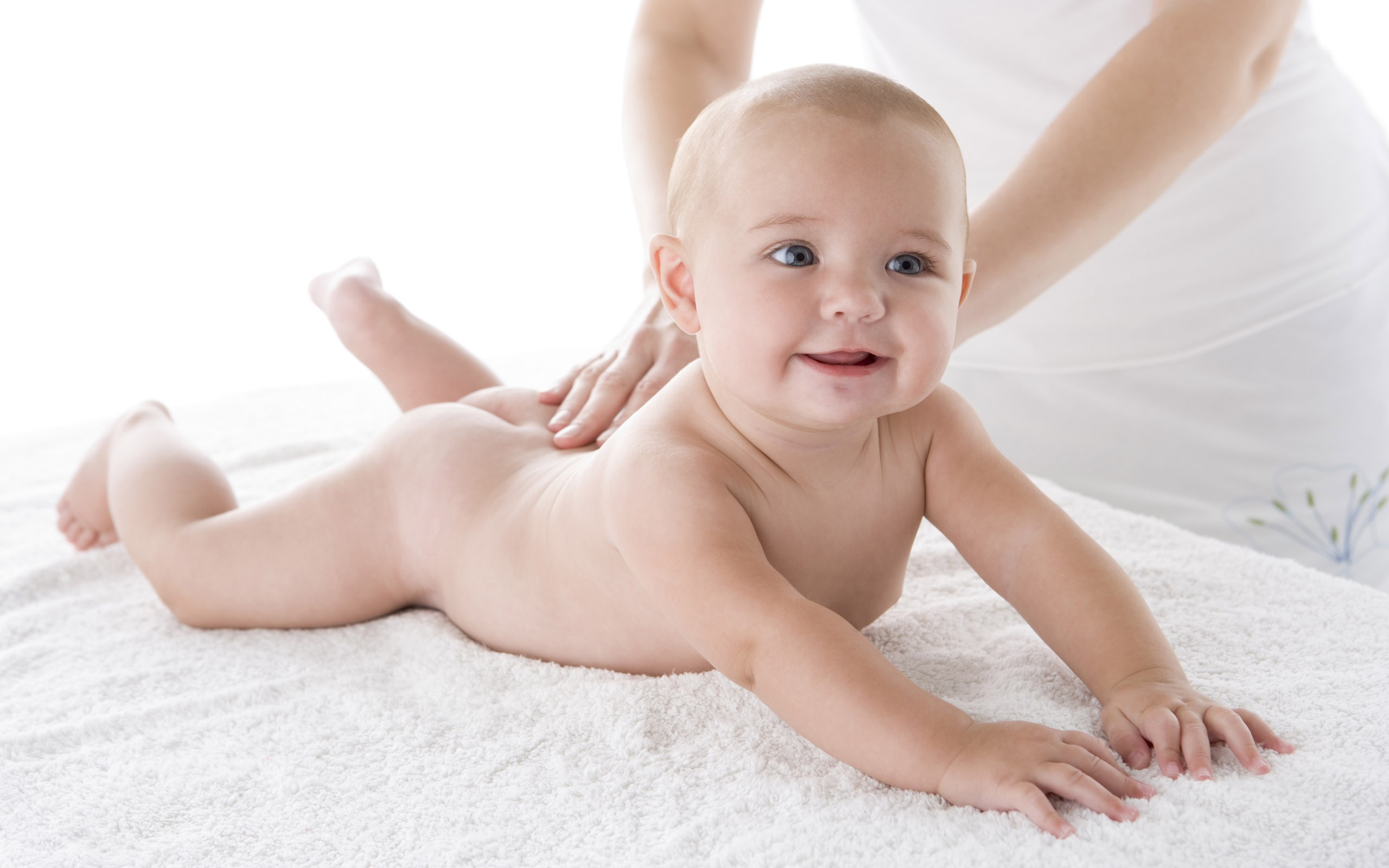 Cute-baby-receiving-massage_2560x1600
